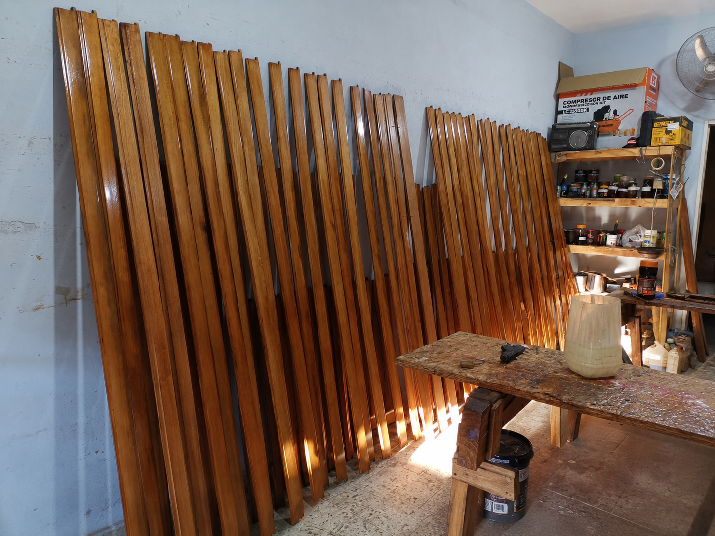 Interior del local — exhibición de cortinas y herrajes